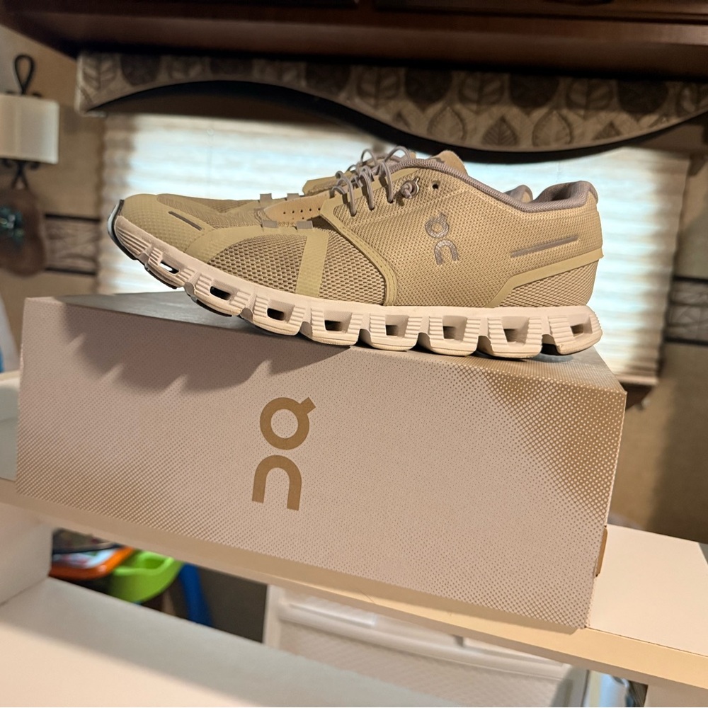 On Cloud Women’s size 10.5
